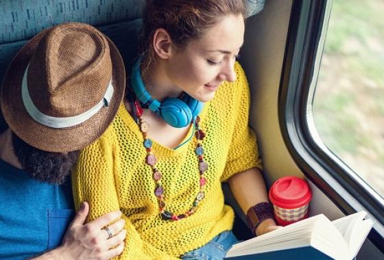 Vacanciers qui voyagent dans un train 