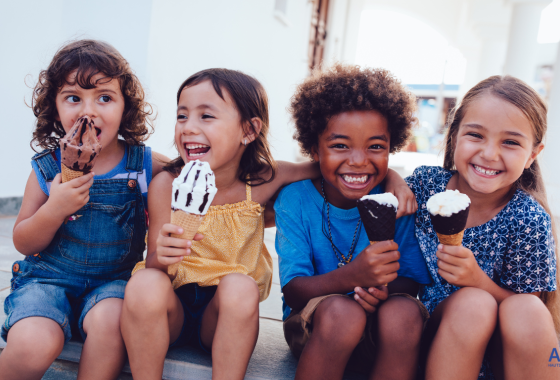 Enfants qui mangent des glaces