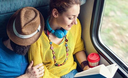 Vacanciers qui voyagent dans un train 