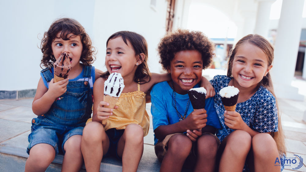 Enfants qui mangent des glaces