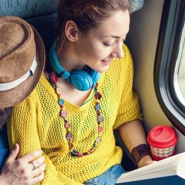 Vacanciers qui voyagent dans un train 