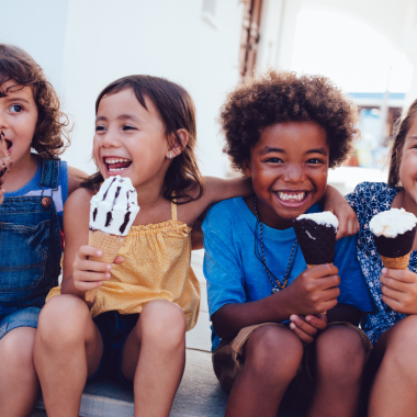 Enfants qui mangent des glaces